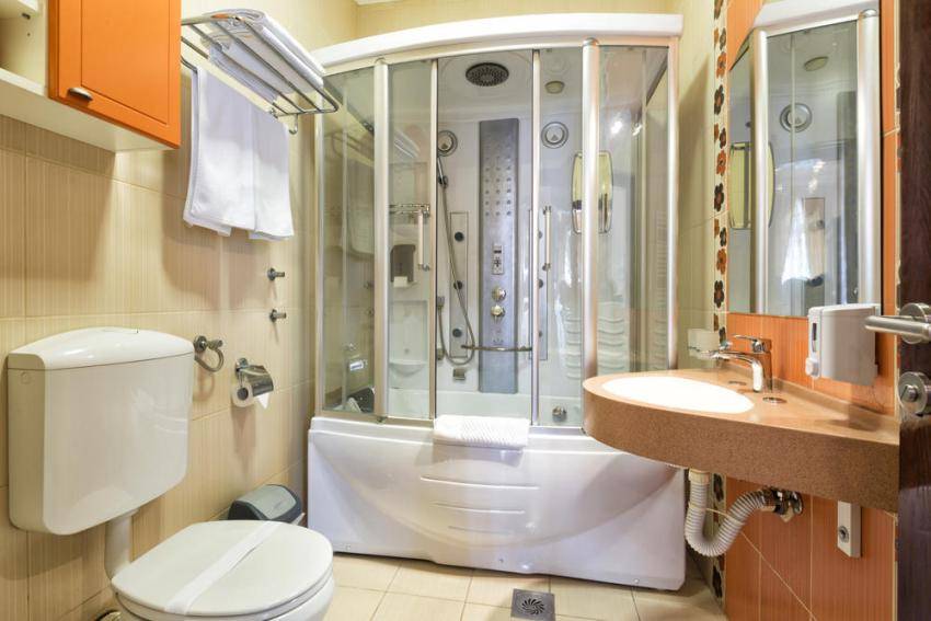 Душевая кабина в маленькой ванной. Секреты оптимизации пространства
