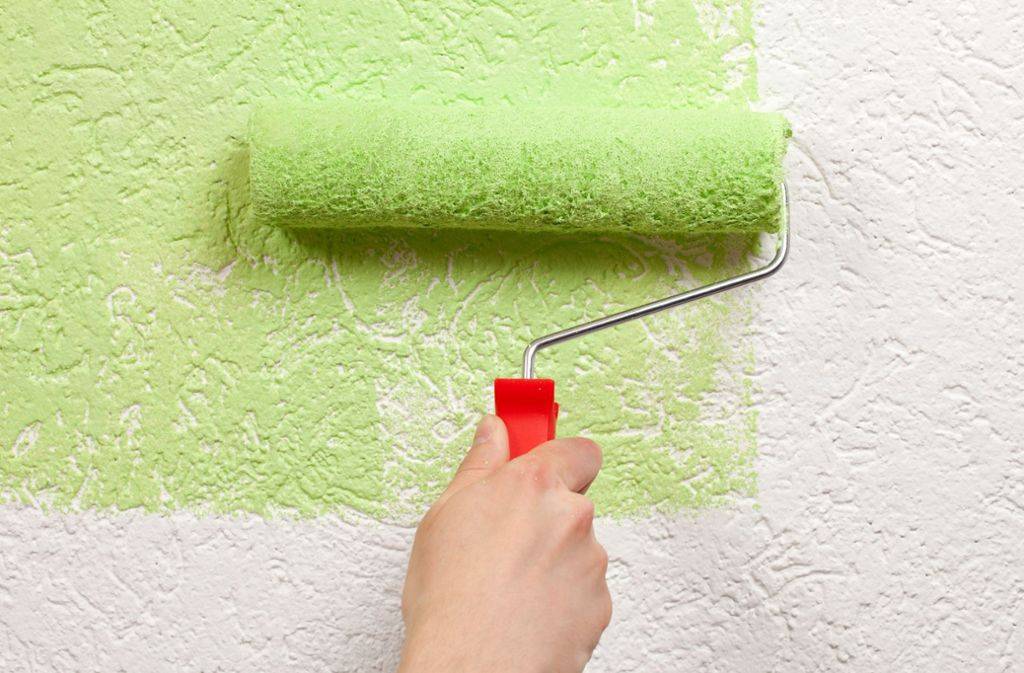 Красить стены или клеить обои: плюсы и минусы обоих методов, что лучше выбрать, компромиссные варианты | в мире краски