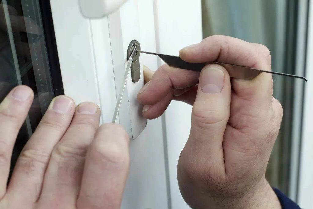 5 способов, как открыть замок межкомнатной двери без ключа