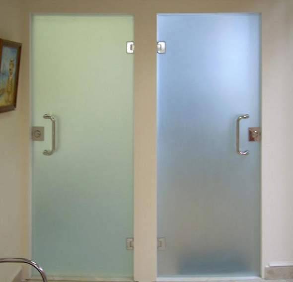 Стеклянные двери для ванной комнаты и туалета: преимущество, интерьер, подборка второстепенного материала