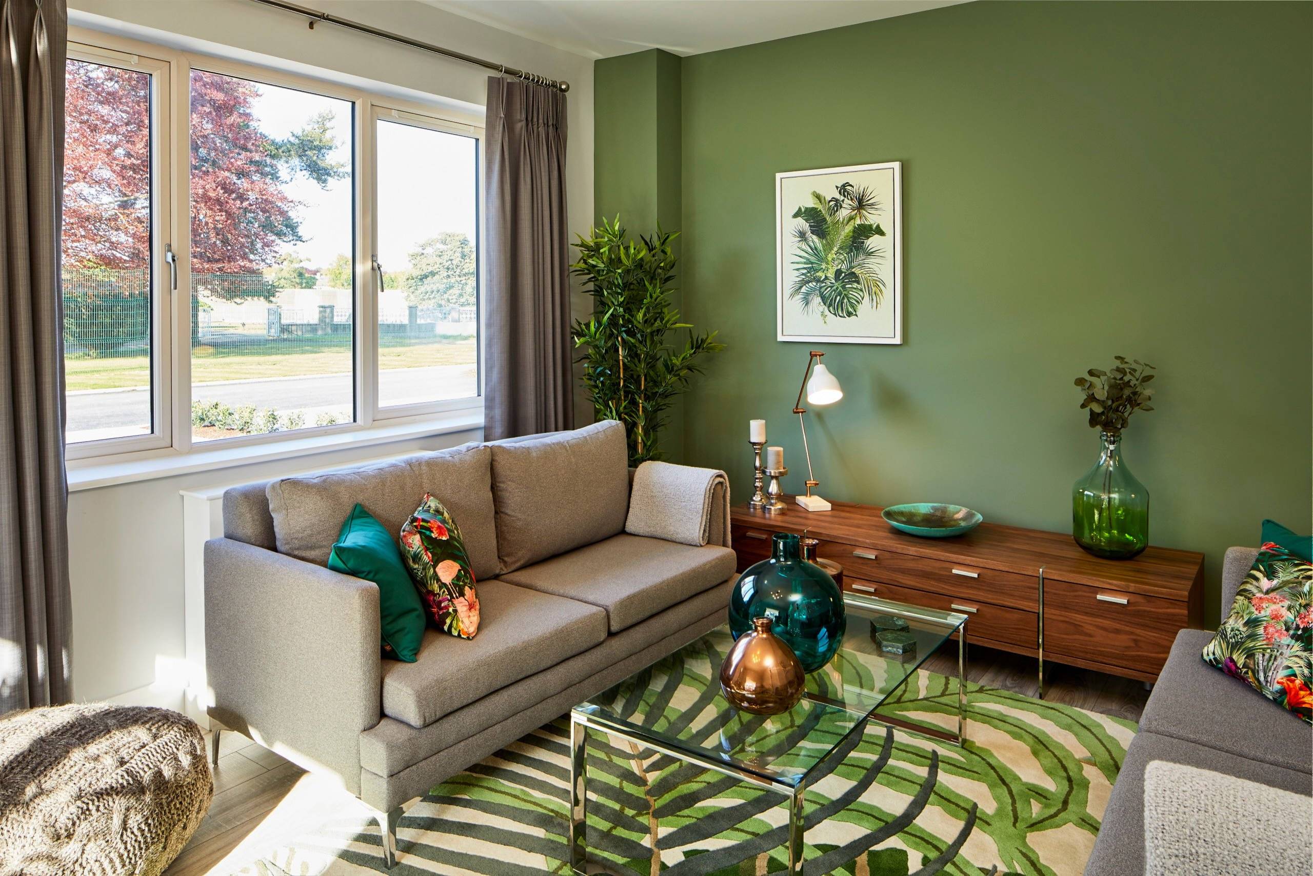гостиная с зеленым диваном и бежевыми стенами