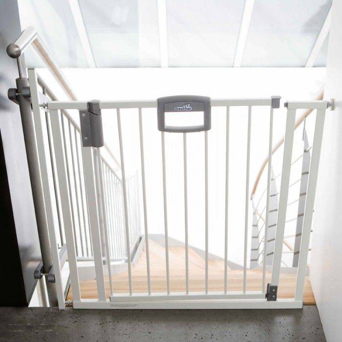 Ворота на лестницу для безопасности детей: виды, требования, способы изготовления