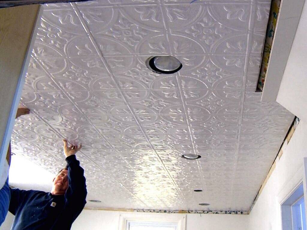 Можно ли покрасить потолочную плитку: необходимые инструменты, краски и иные расходные материалы, подготовка и малярные работы
