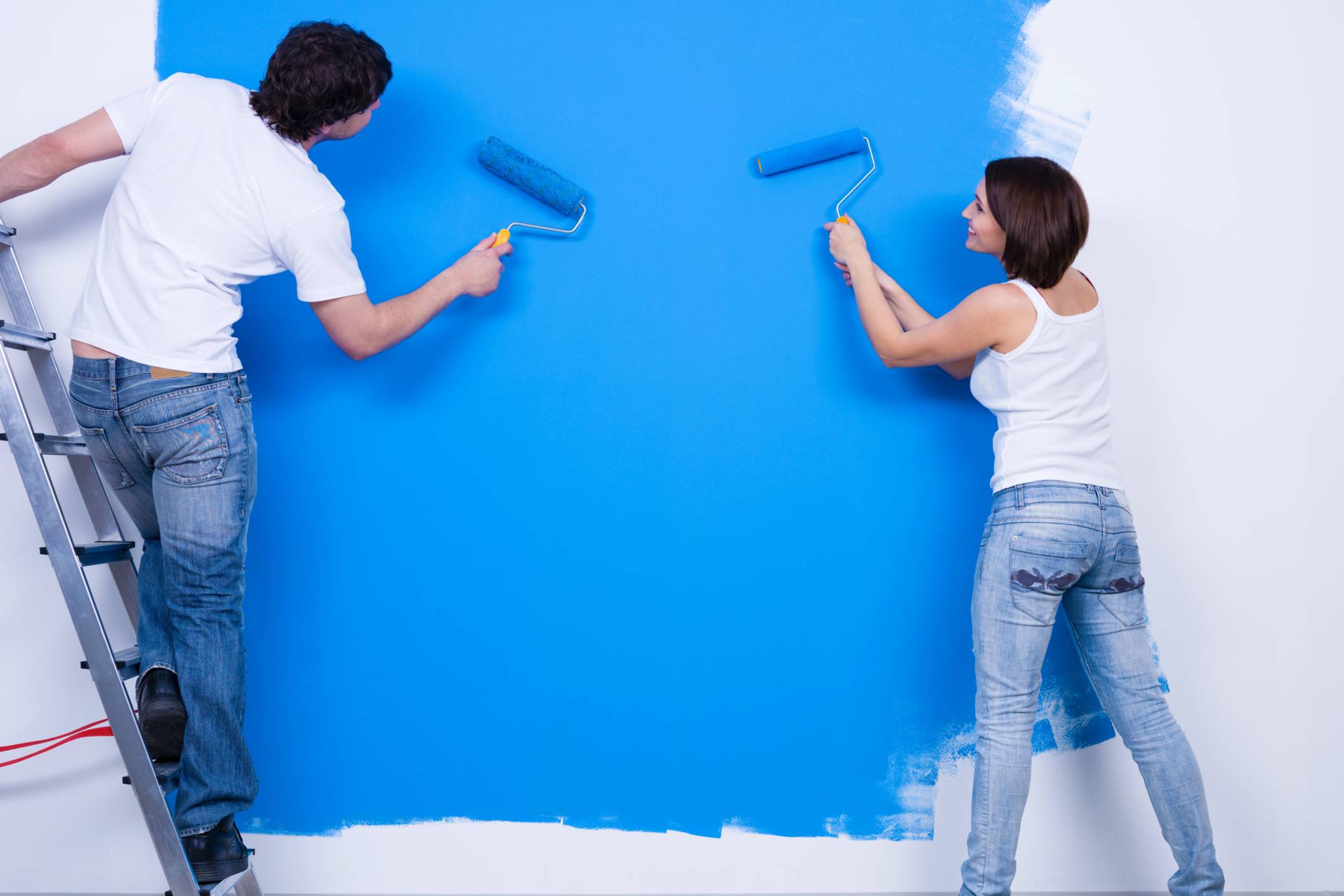 Что лучше: обои или покраска стен?