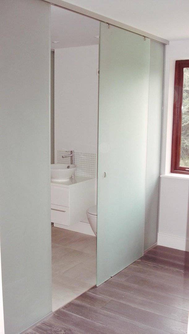 Стеклянные двери для ванной: виды стеклянных дверей, обзор их достоинств и недостатков