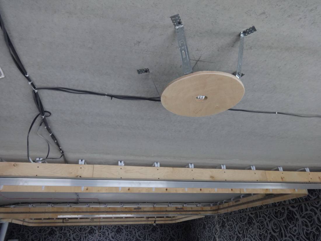 Закладная под люстру в натяжном потолке: инструктаж по установке платформ под люстры