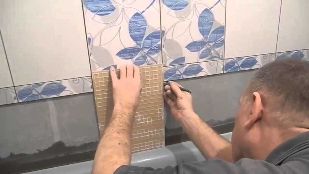 Как класть плитку на стену в ванной своими руками: видео и пошаговая инструкция