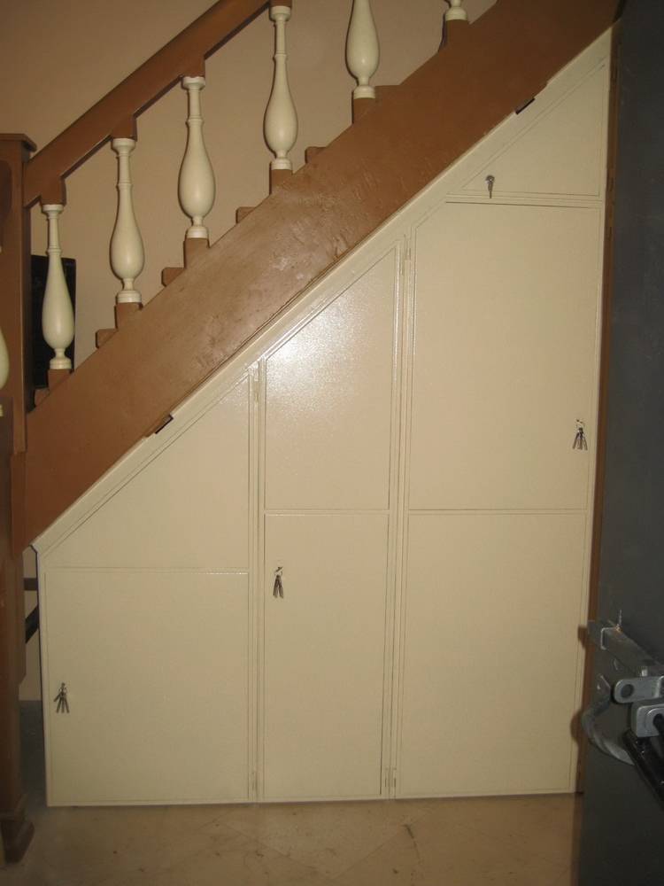 Размещение шкафа под лестницей