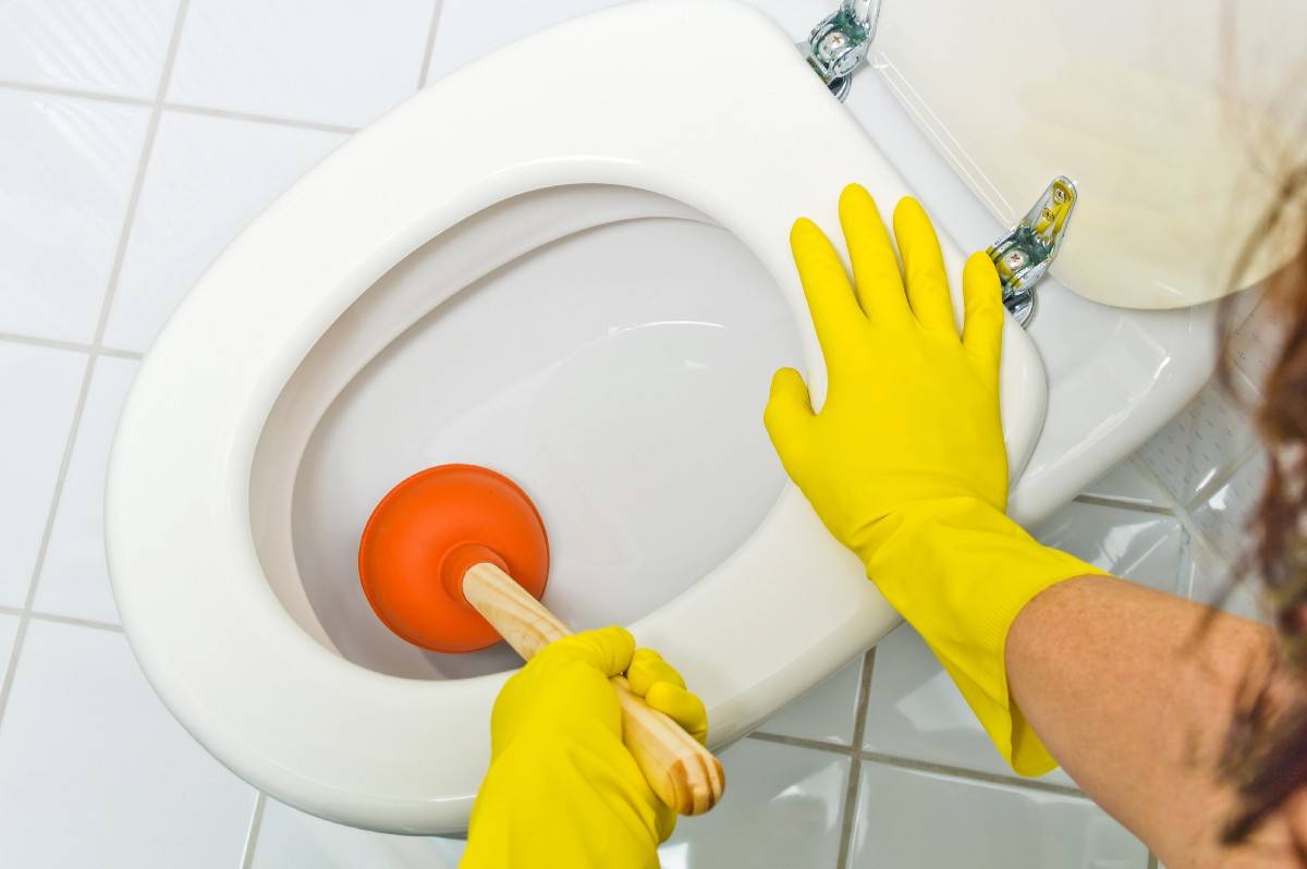 Как самостоятельно прочистить унитаз в домашних условиях: химические и механические способы устранить засор
