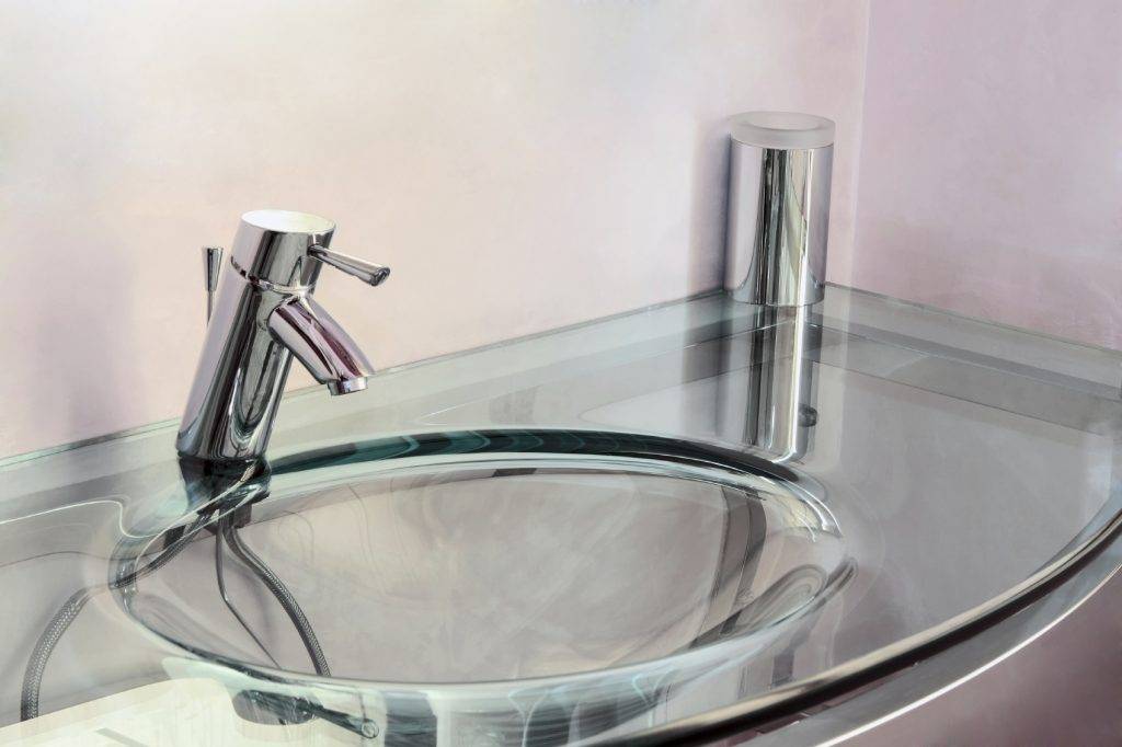 Стеклянная раковина для ванной комнаты: критерии выбора, советы