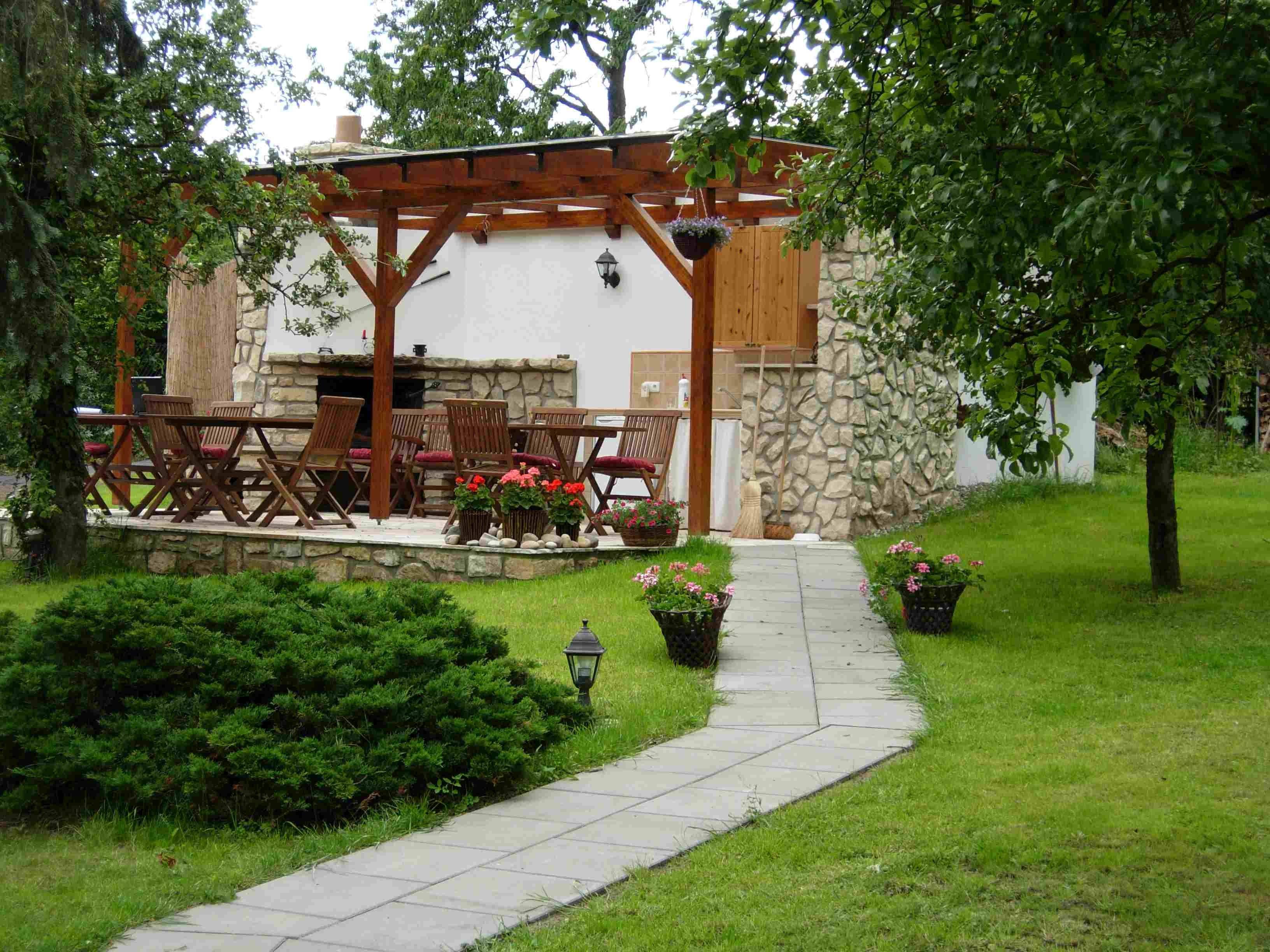 Дизайн двора частного дома своими руками бюджетный вариант фото в деревне