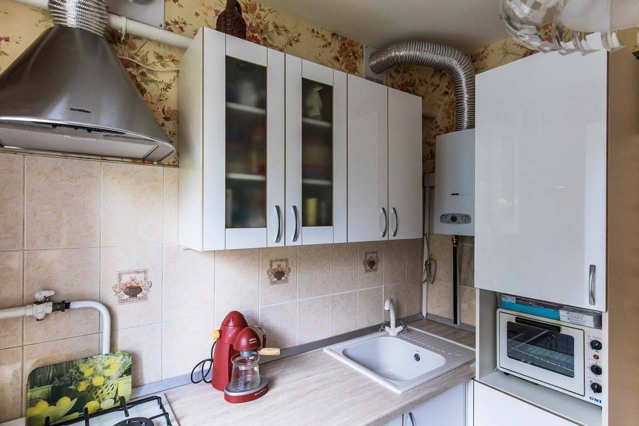 Можно ли газовую колонку спрятать в шкаф: разрешается ли убрать прибор за кухонный гарнитур