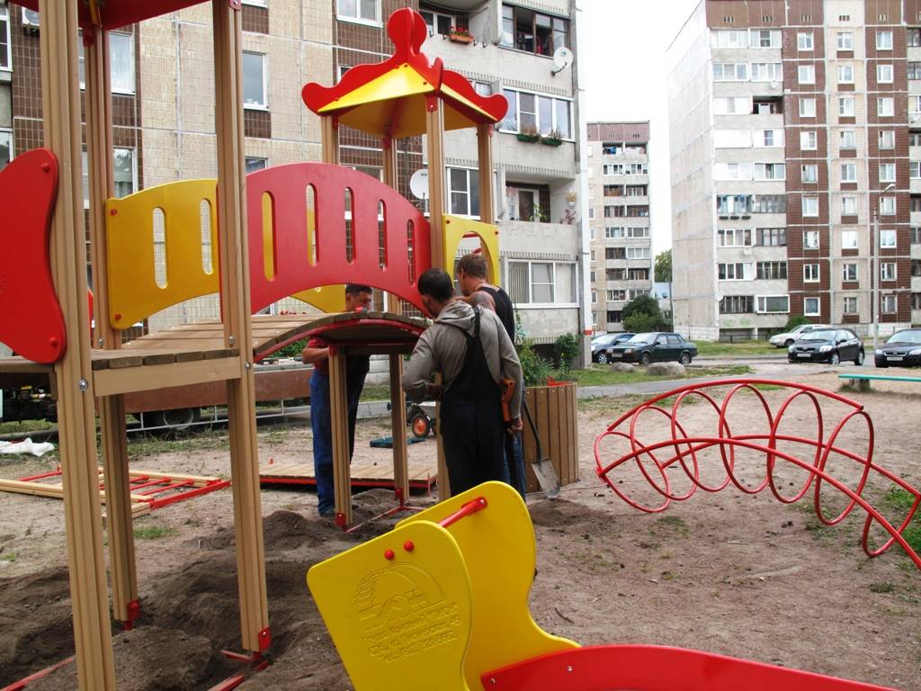 Кто должен устанавливать детские площадки во дворах