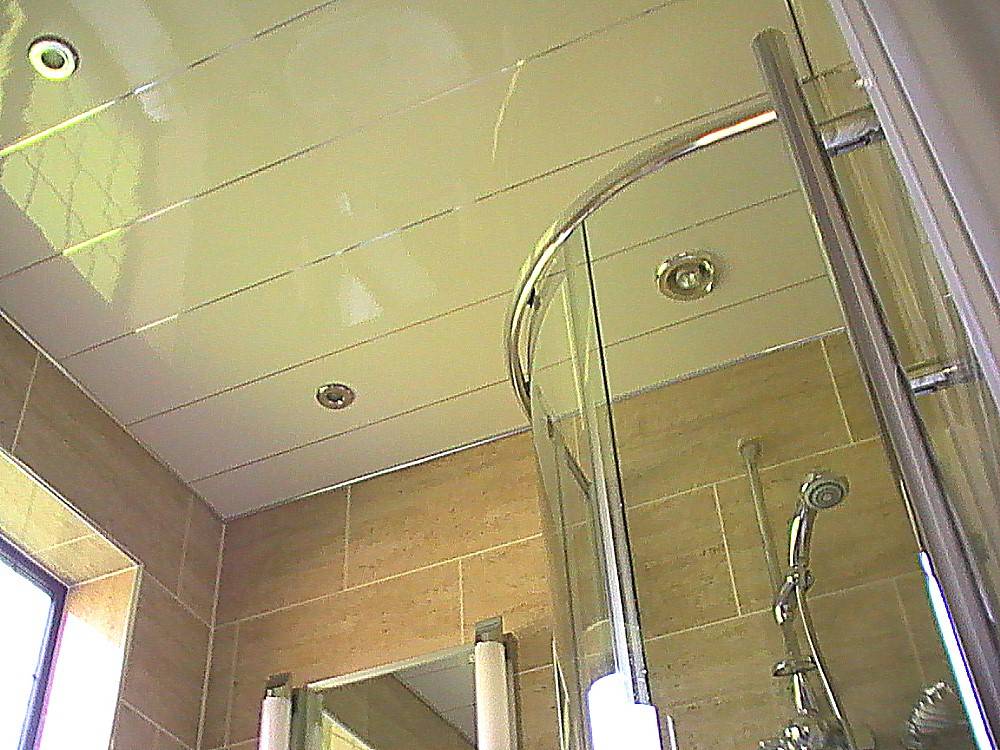 Потолок в ванной комнате: монтаж своими руками, виды, видео