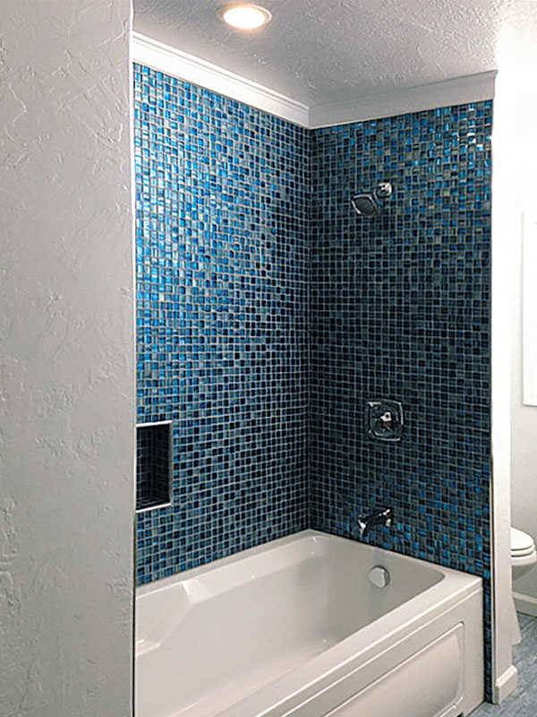 Как самостоятельно уложить и приклеить мозаичную плитку в ванной