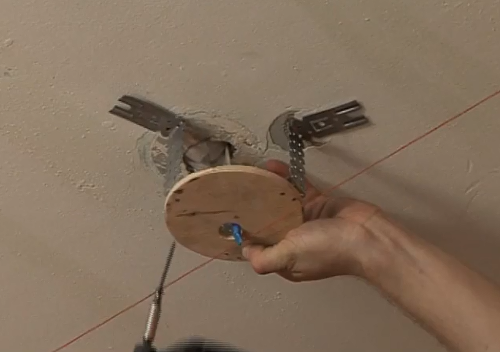 2 способа как установить квадратный светильник в натяжной потолок.