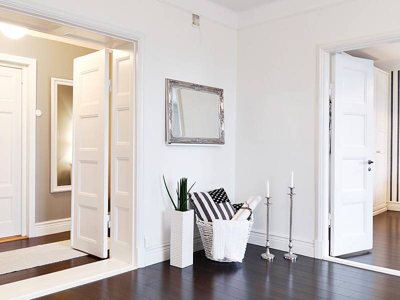 Белые двери в интерьере реальной квартиры (100 фото)
