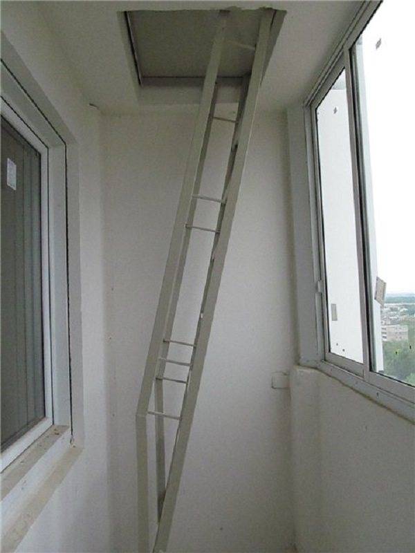 Пожарная лестница на балконе что делать?