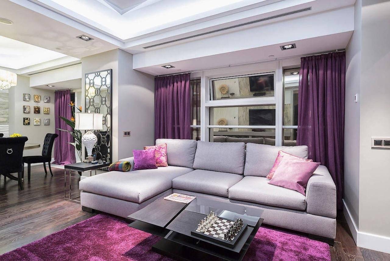 Фиолетовый диван в интерьере: как правильно использовать