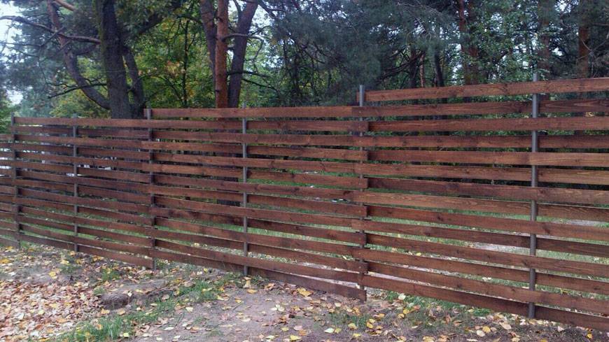Как сделать деревянный забор на даче своими руками