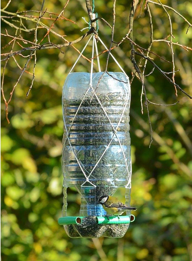 Как сделать кормушку для птиц из пластиковой бутылки (фото и инструкция) - техмагия