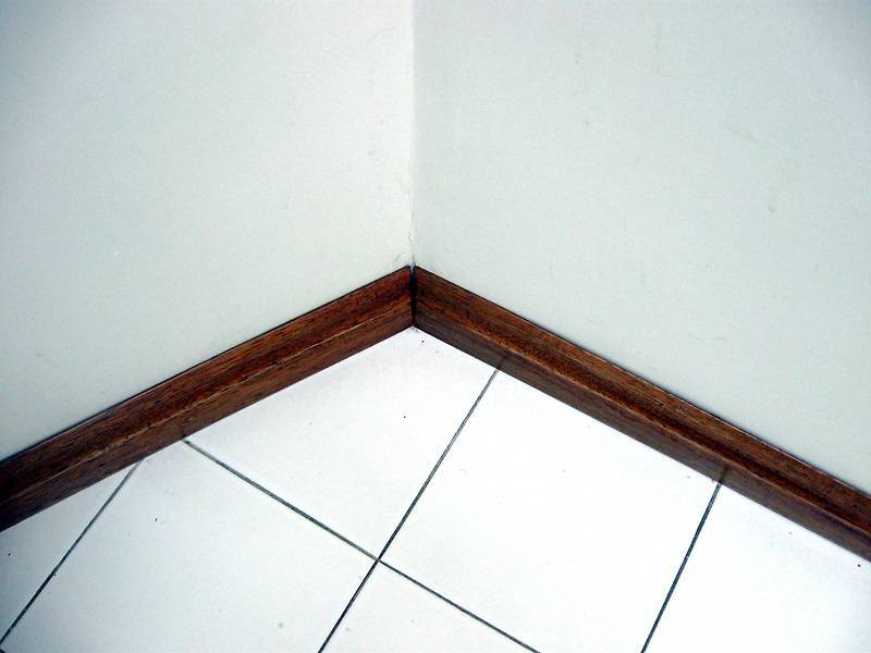 Потолочный плинтус для ванной комнаты