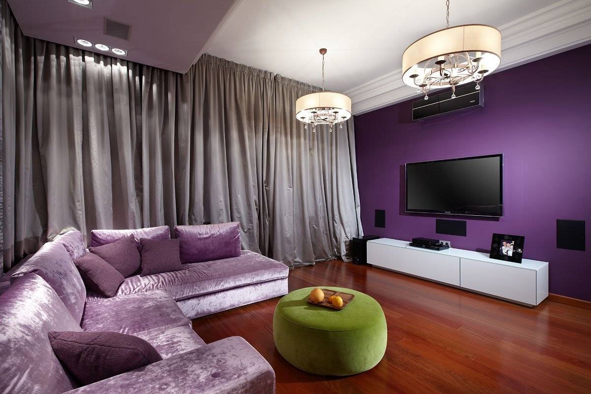 Варианты интерьера гостиной комнаты с диваном сиреневого цвета