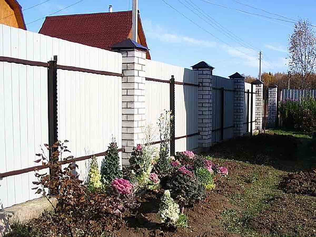 Можно ли ставить глухой забор между участками и соседями в частном доме и на даче в деревне в снт по закону 2022
