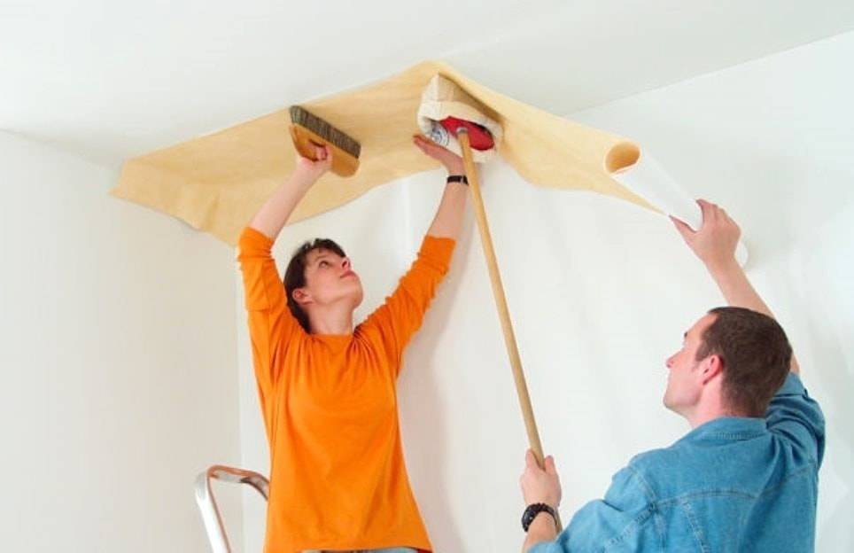 Подробное описание технологии поклейки обоев на потолок: как поклеить с помощником и одному