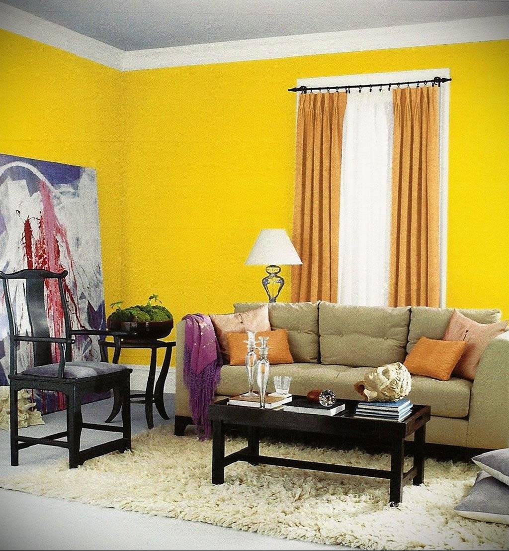Гостиная с желтыми стенами