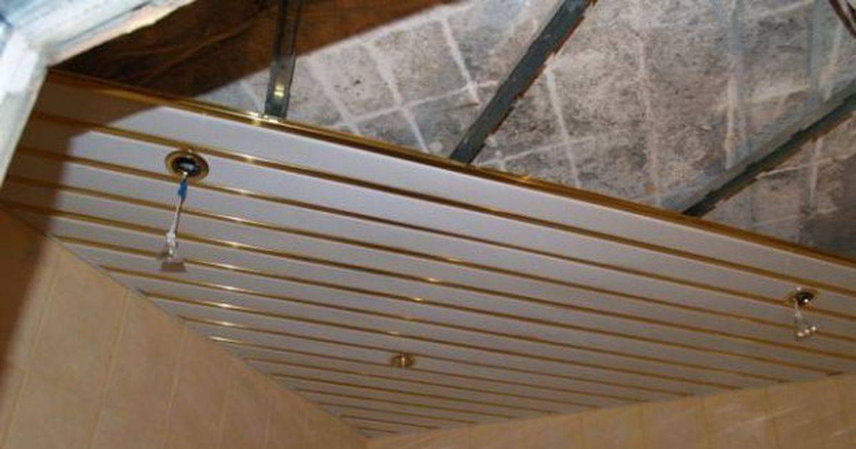 Реечный потолок в ванной комнате — виды подвесных конструкций