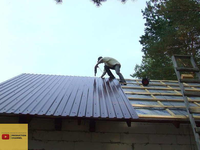 Как покрыть крышу профнастилом