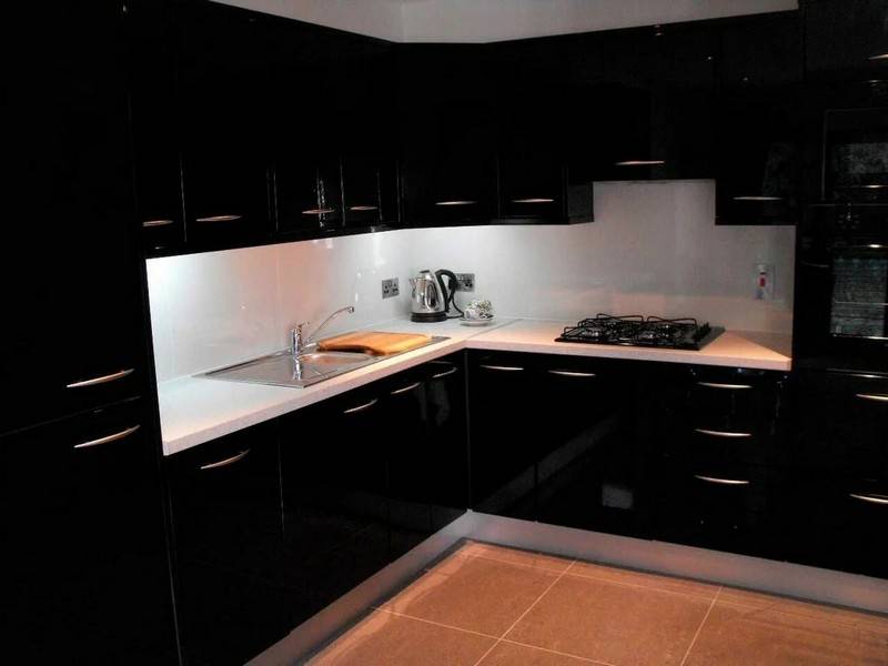 Дизайн белой кухни с черной столешницей: 5 советов и 28 идей