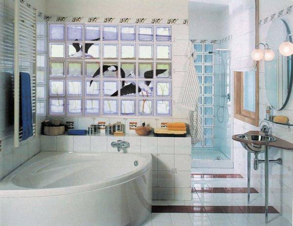 Стеклоблоки в интерьере квартир > 40 фото. перегородки и стены из стеклоблоков – в комнатах, ванных, душевых