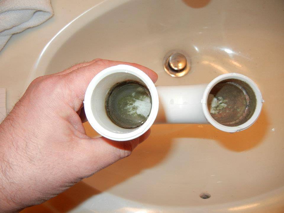 Почему пахнет канализацией в ванной: причины, эффективные методы устранения