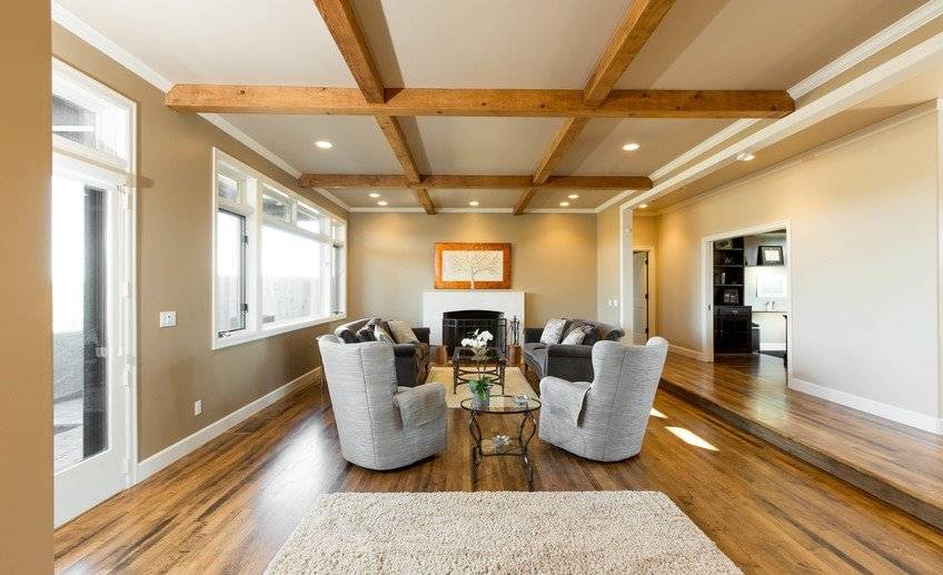 Различные варианты дизайна деревянных потолков в квартире