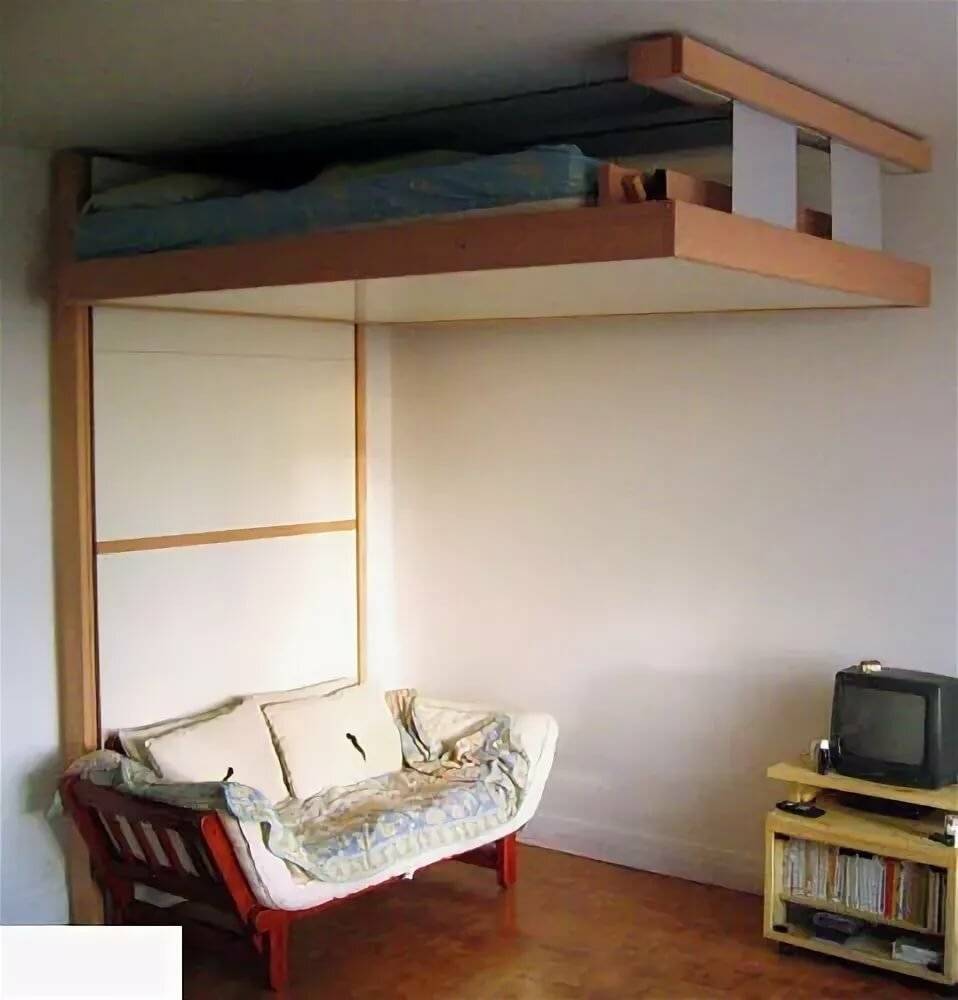 Кровать под потолком