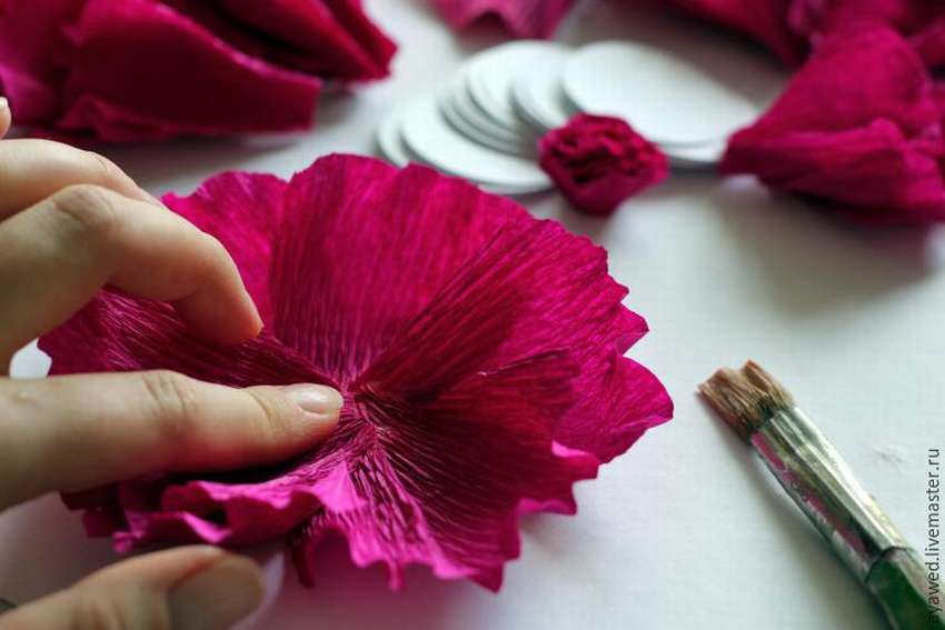Как своими руками сделать большие цветы из гофрированной бумаги с конфетами. пошаговый мастер-класс + 75 фото роскошных букетов