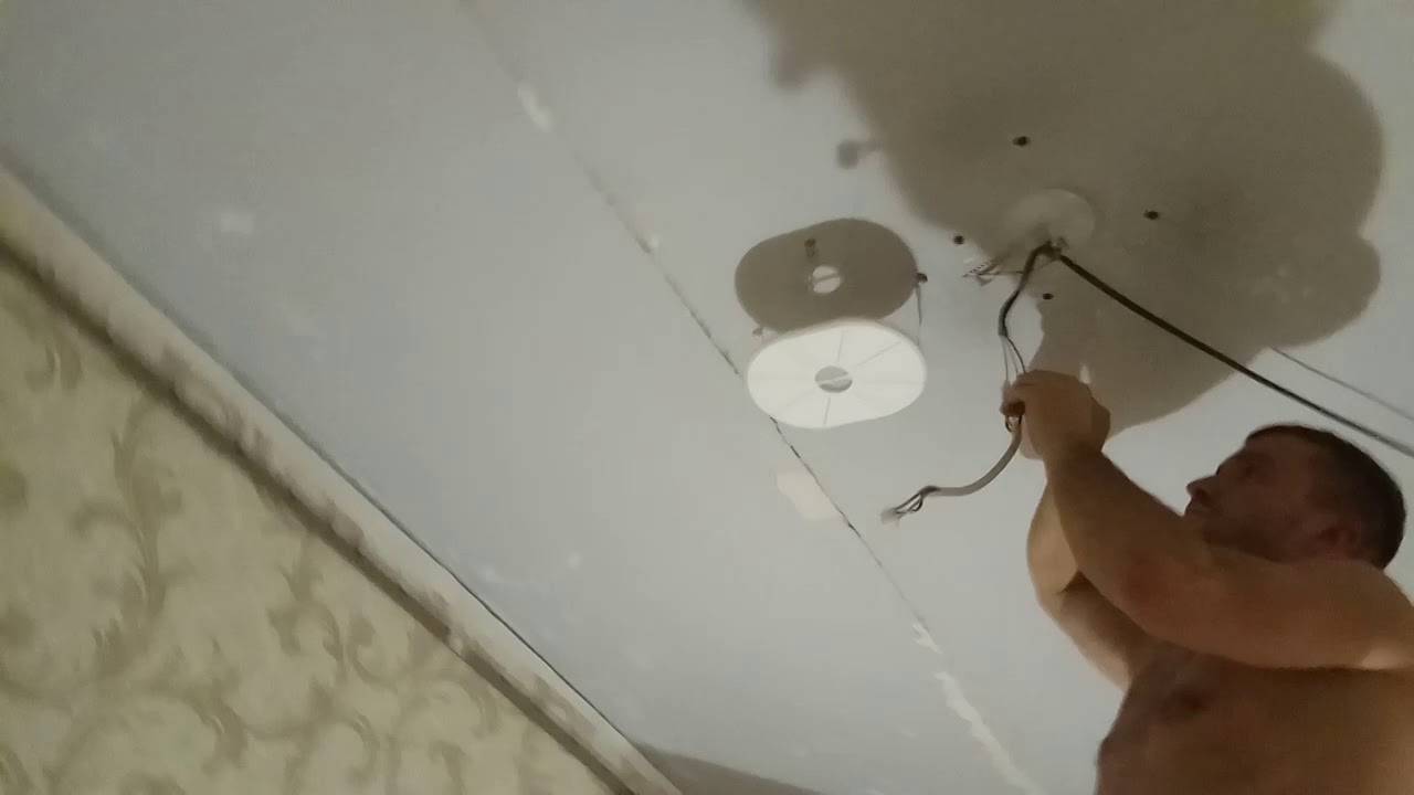 Как крепить люстру к натяжному потолку, если он уже натянут: пошагово, советы (фото)