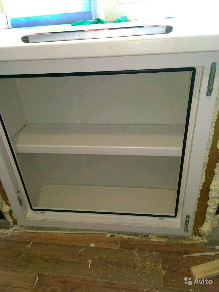 Холодильник под окном