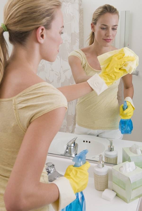 Как помыть зеркало без разводов: как правильно почистить, как убрать разводы быстро с помощью народных средств в домашних условиях