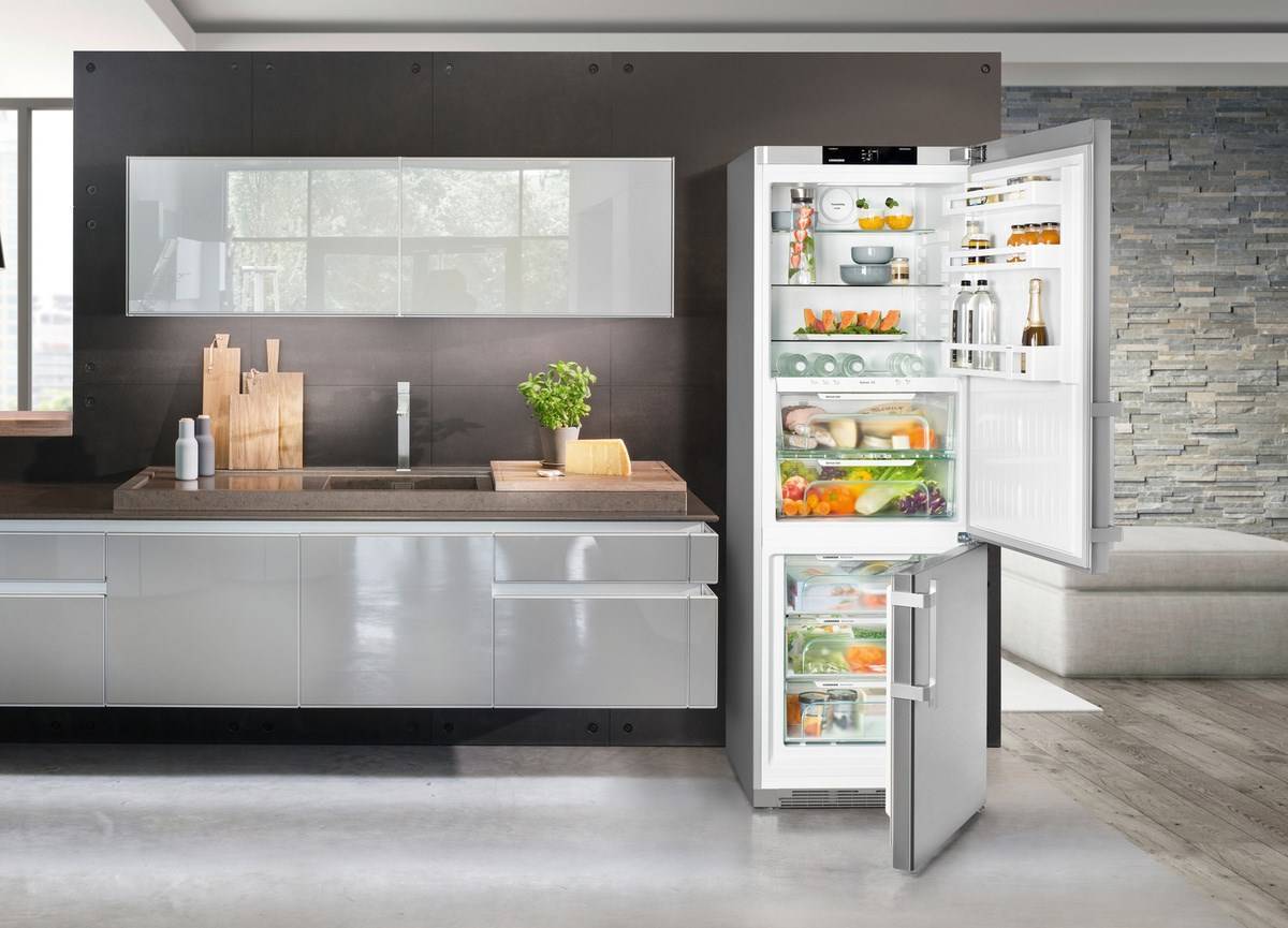 Как вписать цветной холодильник в интерьер кухни: 9 стильных вариантов