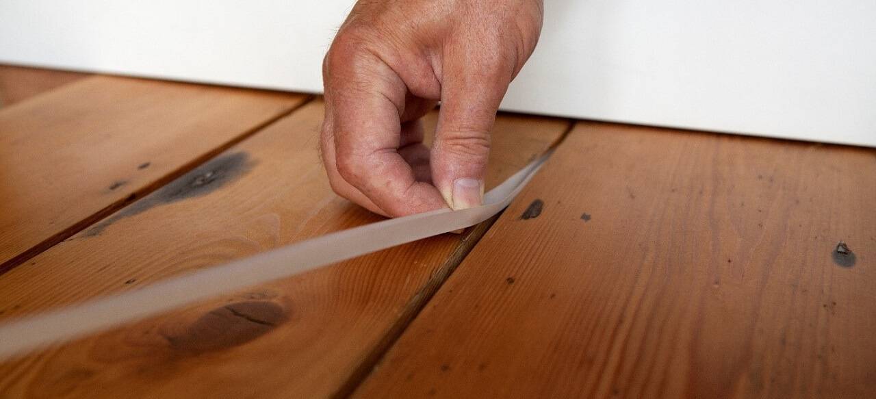 Деревянный пол в квартире: чем заделать щели и ремонт своими руками