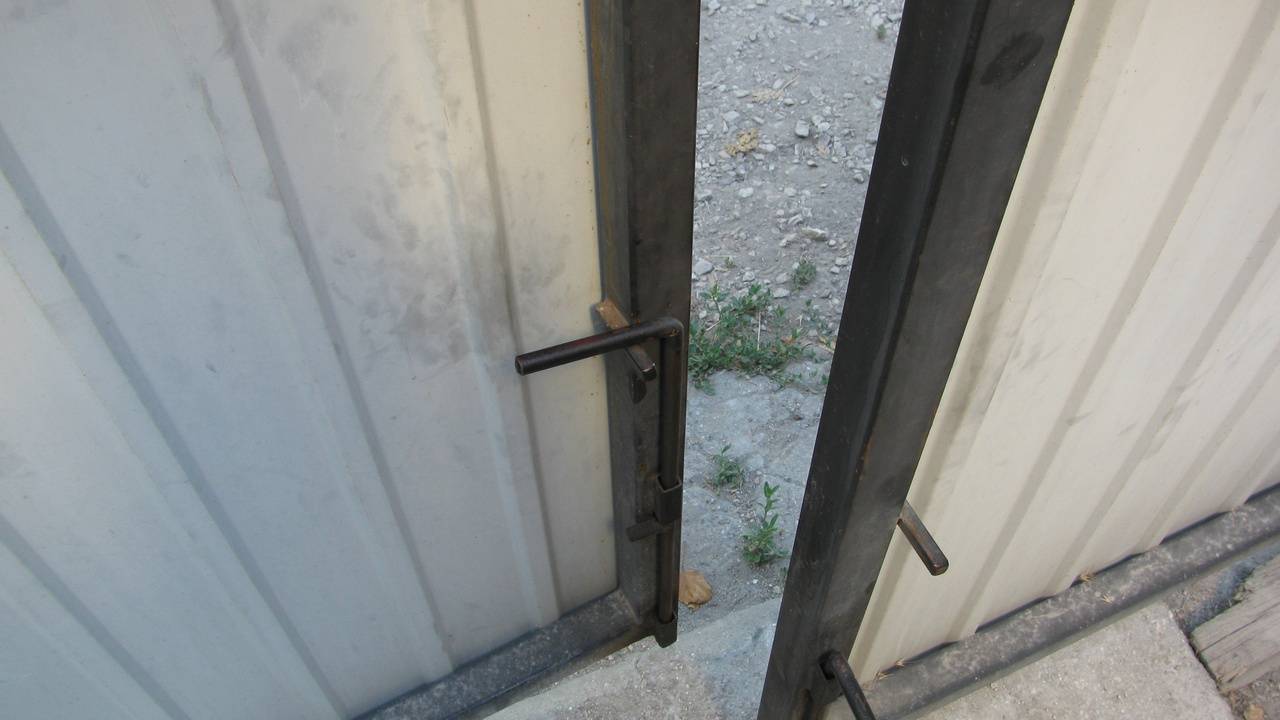 Распашные ворота для гаража своими руками