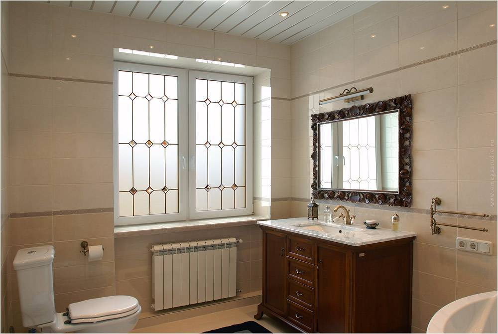 Окно в ванной комнате в частном доме: дизайн - 24 фото