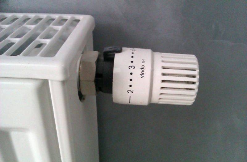 Установка терморегулятора на радиатор отопления: схема, как правильно установить и снять прибор с батареи своими руками