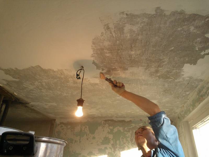 Как снять старую побелку с потолка быстро и без грязи