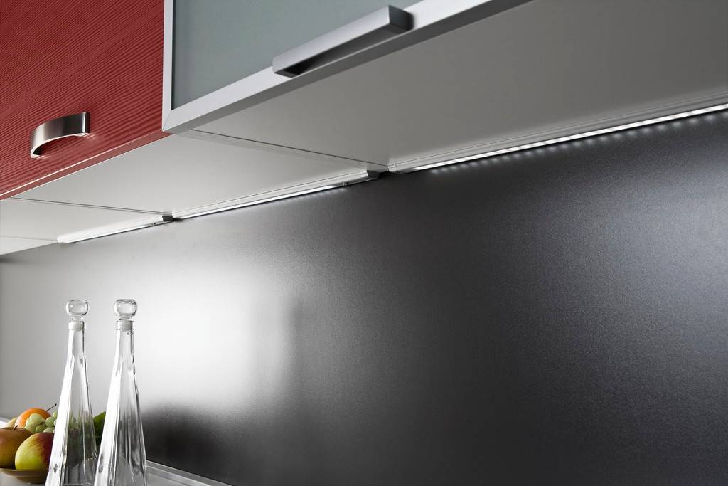 Светодиодная подсветка на кухню под шкафы (фото). особенности монтажа светодиодной ленты