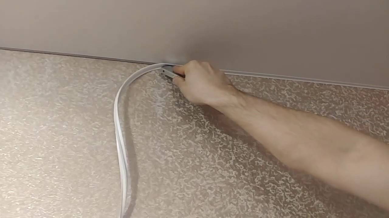 Демонтаж натяжного потолка: как снять и поставить обратно без повреждения, видео