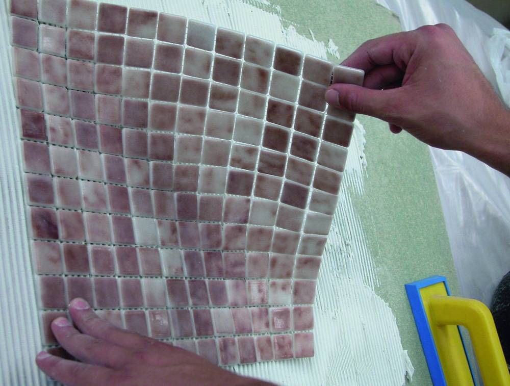 На что и как клеить мозаику на сетке | топ-5 марок клея